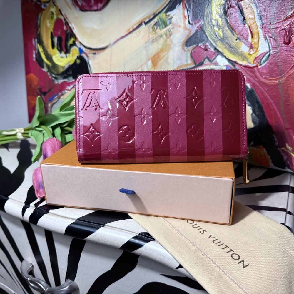 NEW! LOUIS VUITTON Monogram Vernis Rayures Zippy Wallet. Pink & Red Zip Around